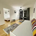 Muzeta11 - Modern Town Apartment With Balcony